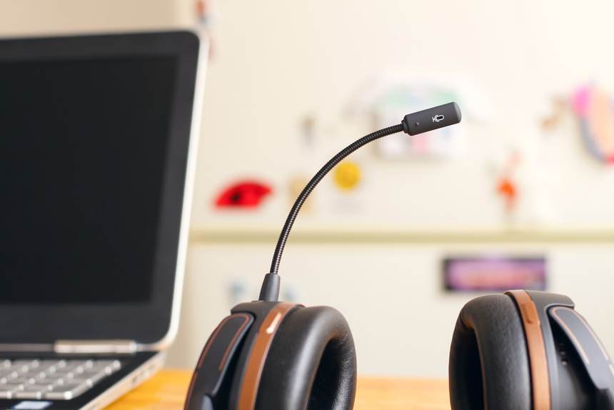 Casque de conseiller près d'un poste de travail