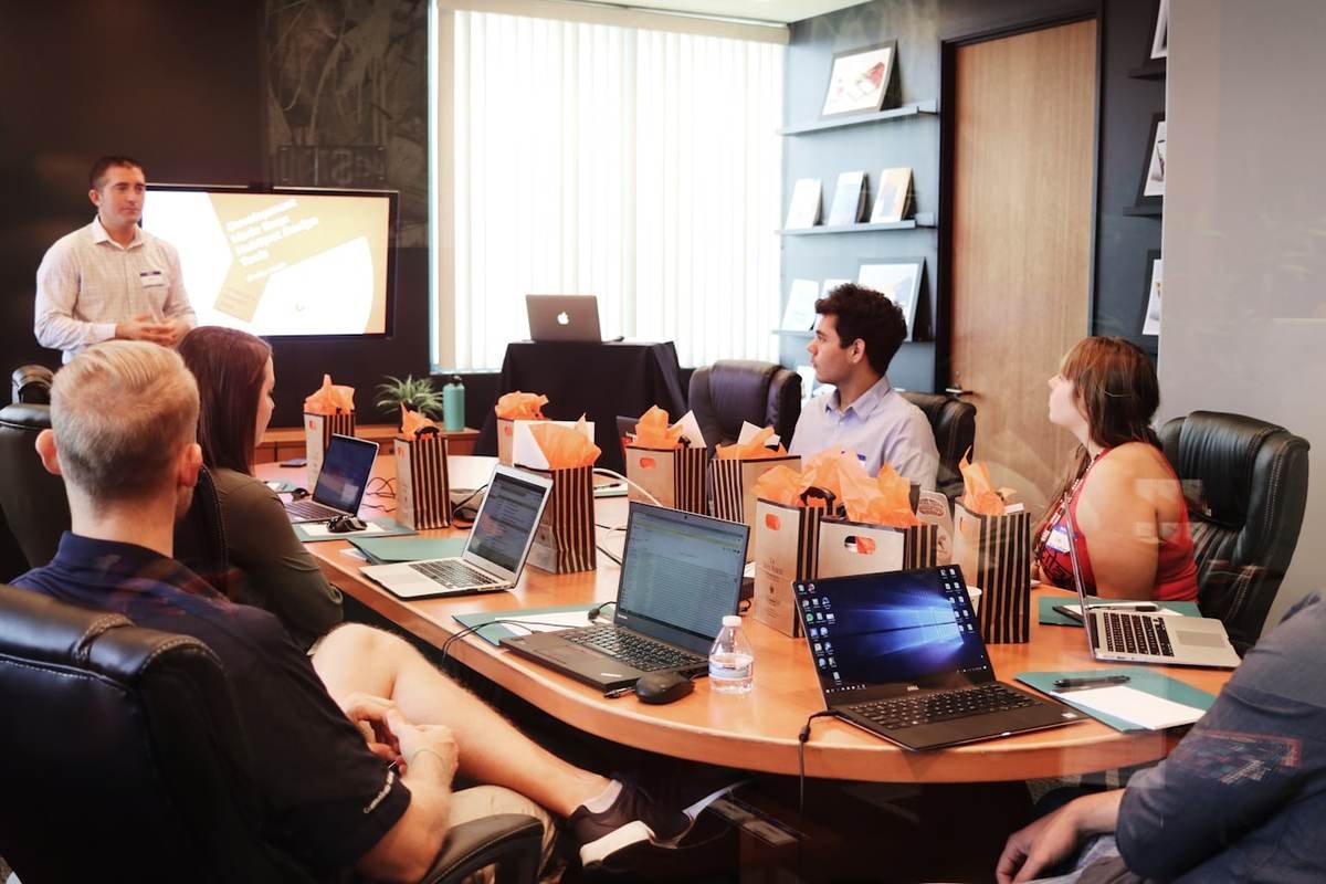 Session de formation d'une équipe de conseillers